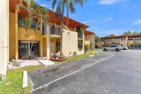 Townhouse in Miami, Florida 3 bedrooms, 151.34 sq.m. № 2012512 - photo 2