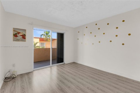 Townhouse in Miami, Florida 3 bedrooms, 151.34 sq.m. № 2012512 - photo 27