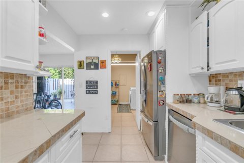 Townhouse in Miami, Florida 3 bedrooms, 151.34 sq.m. № 2012512 - photo 15