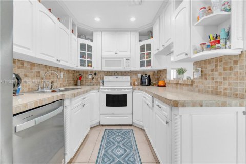 Townhouse in Miami, Florida 3 bedrooms, 151.34 sq.m. № 2012512 - photo 12