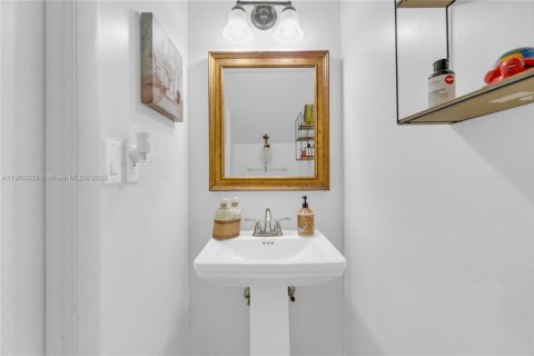 Townhouse in Miami, Florida 3 bedrooms, 151.34 sq.m. № 2012512 - photo 17