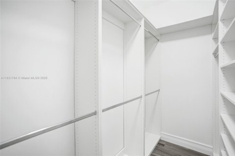 House in Davie, Florida 5 bedrooms, 411.19 sq.m. № 2021125 - photo 30