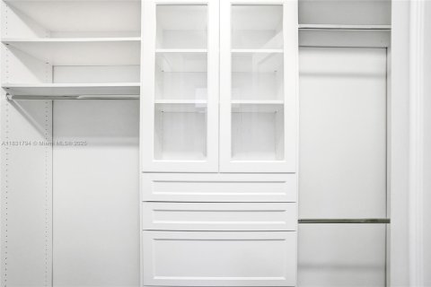 House in Davie, Florida 5 bedrooms, 411.19 sq.m. № 2021125 - photo 26