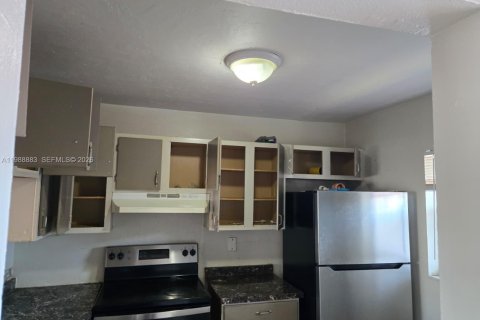 Condo in Miami, Florida, 2 bedrooms № 2255348 - photo 3