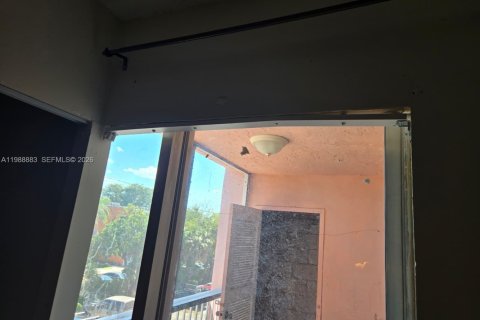 Condo in Miami, Florida, 2 bedrooms № 2255348 - photo 2