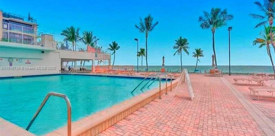 Кондоминиум с 1 спальней в Холливуд, Флорида № 1972769