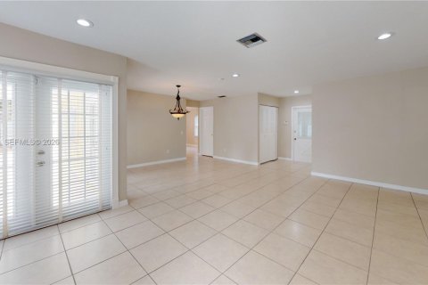 Villa ou maison à louer à Miami, Floride: 4 chambres, 200.02 m2 № 2046443 - photo 4