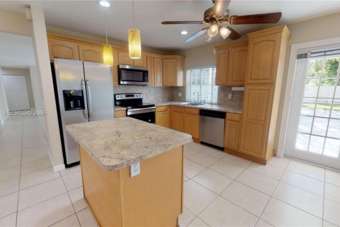 Villa ou maison à louer à Miami, Floride: 4 chambres, 200.02 m2 № 2046443 - photo 8