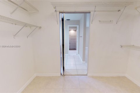 Villa ou maison à louer à Miami, Floride: 4 chambres, 200.02 m2 № 2046443 - photo 13