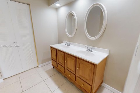 Villa ou maison à louer à Miami, Floride: 4 chambres, 200.02 m2 № 2046443 - photo 11