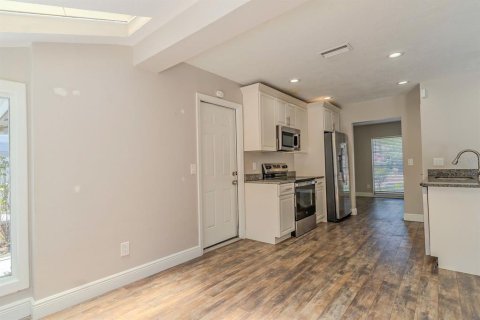 Casa en venta en Tampa, Florida, 4 dormitorios, 158.4 m2 № 2208285 - foto 15