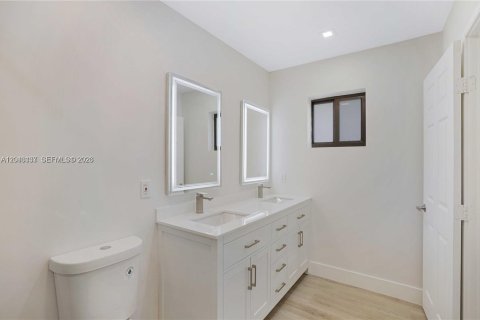 House in Dania Beach, Florida 3 bedrooms, 157.93 sq.m. № 2184856 - photo 15
