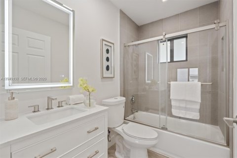 House in Dania Beach, Florida 3 bedrooms, 157.93 sq.m. № 2184856 - photo 12
