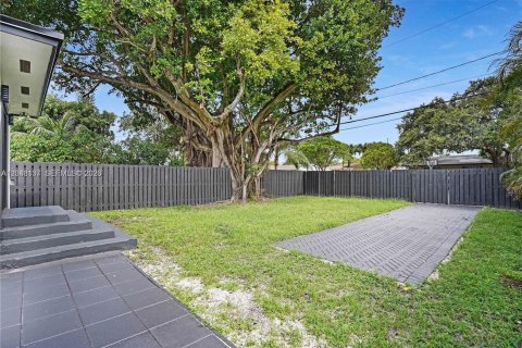 House in Dania Beach, Florida 3 bedrooms, 157.93 sq.m. № 2184856 - photo 21