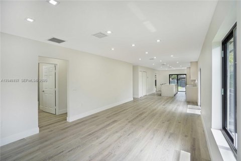 House in Dania Beach, Florida 3 bedrooms, 157.93 sq.m. № 2184856 - photo 8