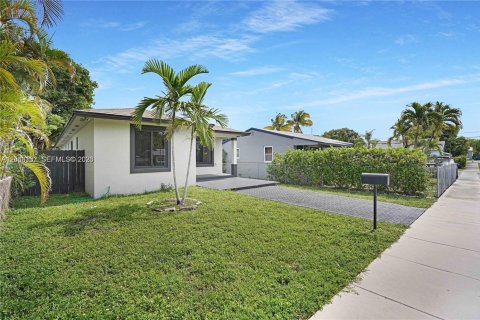House in Dania Beach, Florida 3 bedrooms, 157.93 sq.m. № 2184856 - photo 2