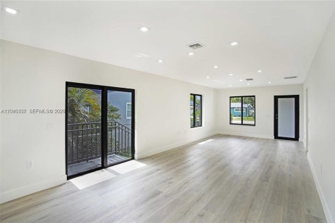 House in Dania Beach, Florida 3 bedrooms, 157.93 sq.m. № 2184856 - photo 13