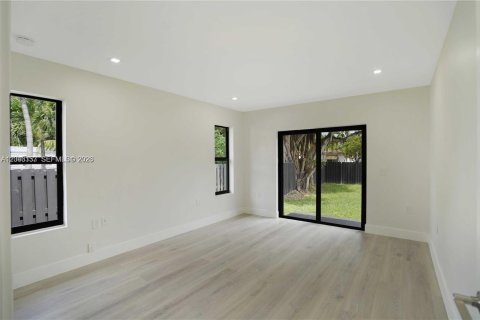 House in Dania Beach, Florida 3 bedrooms, 157.93 sq.m. № 2184856 - photo 10