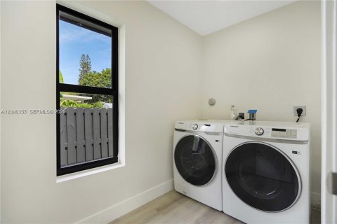 House in Dania Beach, Florida 3 bedrooms, 157.93 sq.m. № 2184856 - photo 20