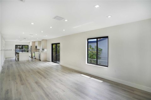 House in Dania Beach, Florida 3 bedrooms, 157.93 sq.m. № 2184856 - photo 6