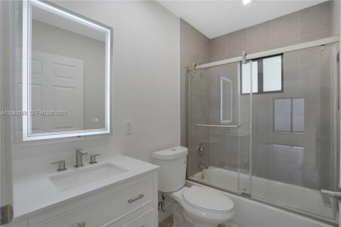 House in Dania Beach, Florida 3 bedrooms, 157.93 sq.m. № 2184856 - photo 18