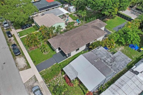 House in Dania Beach, Florida 3 bedrooms, 157.93 sq.m. № 2184856 - photo 22