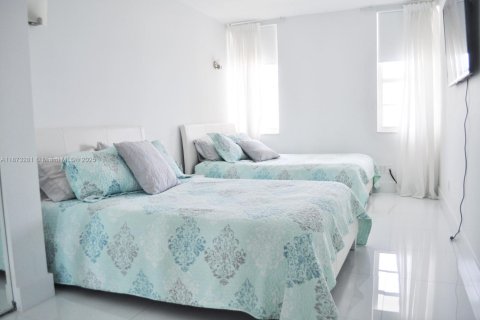 Condominio en alquiler en Miami Beach, Florida, 2 dormitorios, 100.33 m2 № 1898002 - foto 10