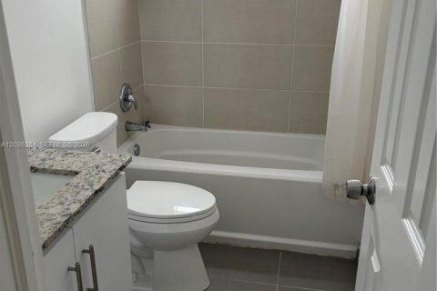 Снять в аренду виллу или дом в Корал-Спрингс, Флорида 3 спальни, 289.3м2, № 2087170 - фото 6