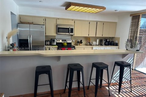 Купить таунхаус в Майами, Флорида 3 спальни, 165.37м2, № 1970912 - фото 11