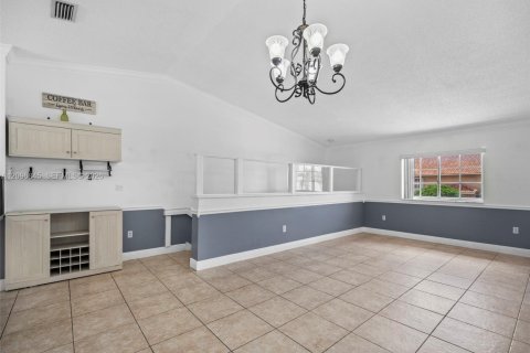 Copropriété à louer à Hialeah, Floride: 2 chambres, 103.12 m2 № 2390522 - photo 8