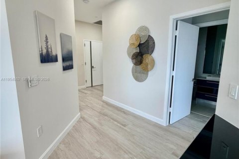 Apartamento en alquiler en Miami, Florida, 3 dormitorios, 126.72 m2 № 2010241 - foto 3