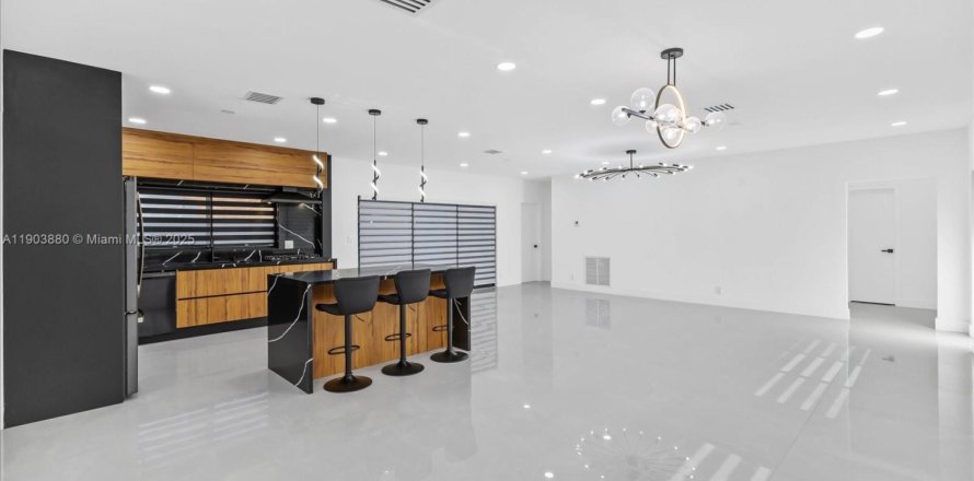 Villa ou maison à Miami, Floride 5 chambres, 183.02 m2 № 2015514