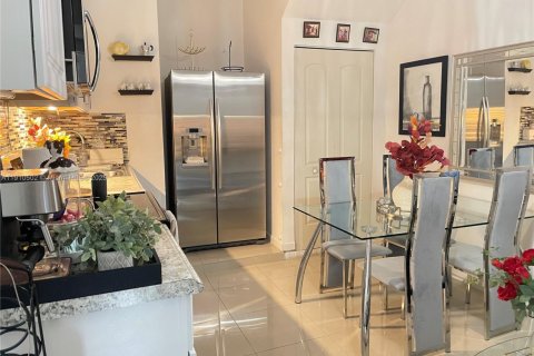 Touwnhouse à louer à Homestead, Floride: 1 chambre, 289.86 m2 № 2015831 - photo 5