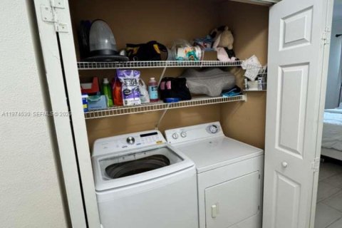 Condo in Fort Lauderdale, Florida, 2 bedrooms  № 2035903 - photo 23