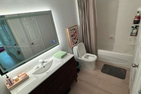 Condo in Fort Lauderdale, Florida, 2 bedrooms  № 2035903 - photo 26