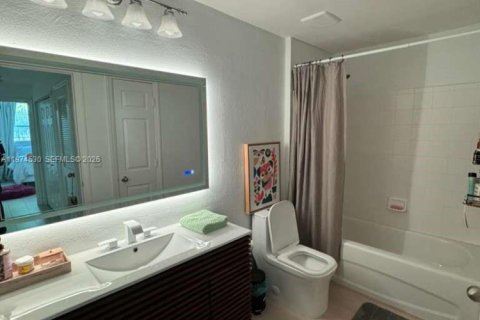 Condo in Fort Lauderdale, Florida, 2 bedrooms  № 2035903 - photo 2