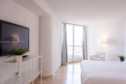 Condo in Miami, Florida, 2 bedrooms № 1997239 - photo 9