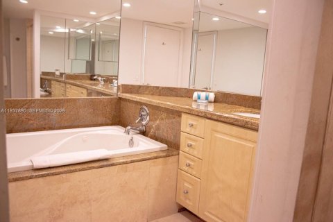 Condo in Miami, Florida, 2 bedrooms № 1997239 - photo 20