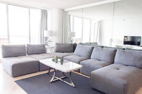 Condo in Miami, Florida, 2 bedrooms № 1997239 - photo 2