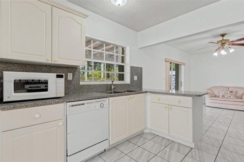 Купить виллу или дом в Майами, Флорида 3 спальни, 149.94м2, № 2049561 - фото 10