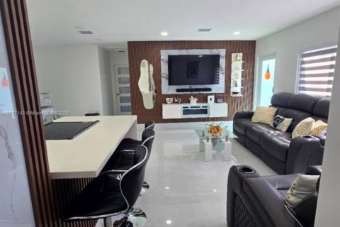 Villa ou maison à vendre à Miami Gardens, Floride: 4 chambres, 131.92 m2 № 1970553 - photo 2