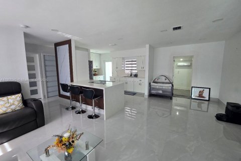 House in Miami Gardens, Florida 4 bedrooms, 131.92 sq.m. № 1970553