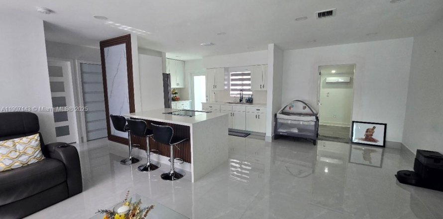 Villa ou maison à Miami Gardens, Floride 4 chambres, 131.92 m2 № 1970553