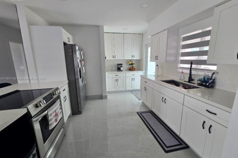Villa ou maison à vendre à Miami Gardens, Floride: 4 chambres, 131.92 m2 № 1970553 - photo 4