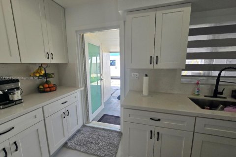 Villa ou maison à vendre à Miami Gardens, Floride: 4 chambres, 131.92 m2 № 1970553 - photo 5