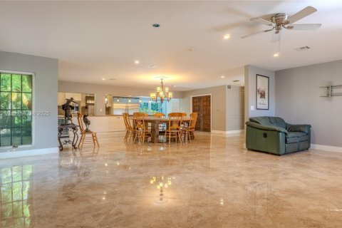 Casa en venta en Plantation, Florida, 4 dormitorios, 286.51 m2 № 1948823 - foto 7