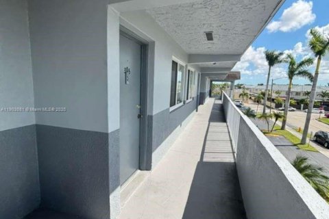 Copropriété à vendre à Sweetwater, Floride: 2 chambres, 73.11 m2 № 1956948 - photo 2