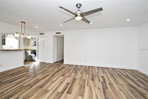 Condo in Winter Park, Florida, 2 bedrooms  № 1915876 - photo 5