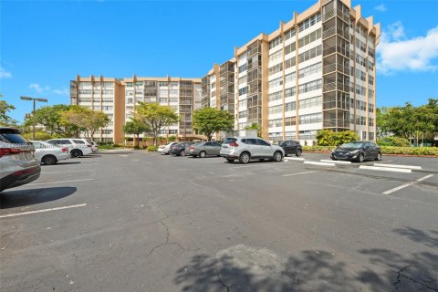 Condo in Pembroke Pines, Florida, 2 bedrooms  № 1937002 - photo 1