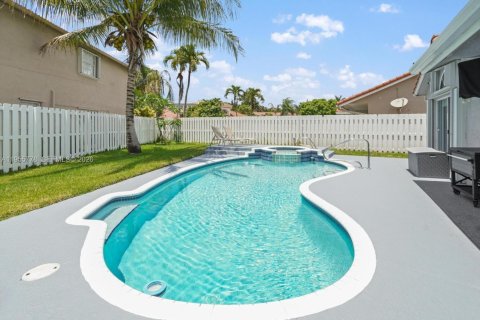 House in Sunrise, Florida 4 bedrooms, 212.19 sq.m. № 2020859 - photo 24